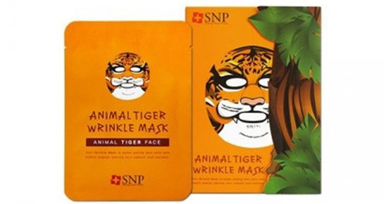  Mặt nạ SNP - Animal Tiger Wrinkle Mask (17.99USD): Mặt nạ chứa nước dừa có khả năng cấp ẩm và giàu vitamin, ngoài ra còn có dầu hoa anh thảo giàu acid béo, chiết xuất quả acai có khả năng chống các gốc tự do và adenosine hỗ trợ chống lão hóa. Mặt nạ được thiết kế hình mặt hổ rất độc đáo, phù hợp với trào lưu chụp ảnh "selfie" khi đắp mặt nạ dưỡng da đang rất thịnh hành trên các mạng xã hội. 