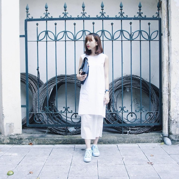 Thúy Trần 'mix' các lớp váy trắng cùng giày thể thao độc đáo và túi cầm tay màu đối lập. Nếu bạn là cô nàng mảnh khảnh và có chiều cao khiêm tốn, cách kết hợp như trên là gợi ý hữu hiệu để vừa cải thiện vóc dáng lại tạo được vẻ thời thượng.