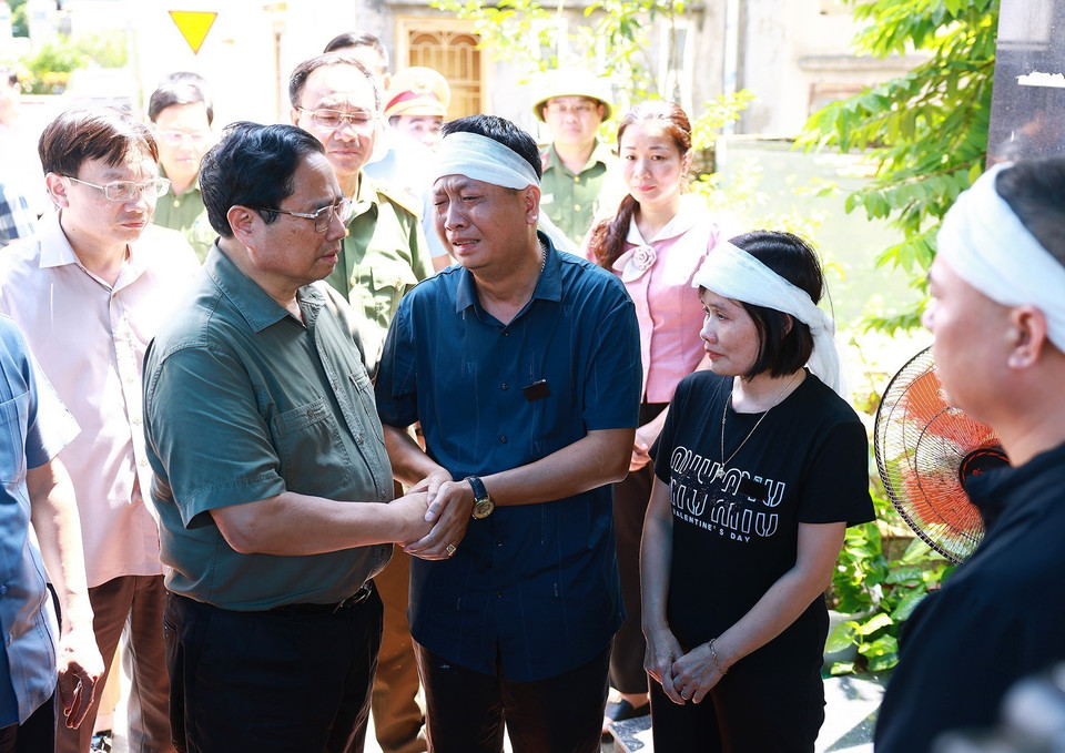 Thủ tướng Phạm Minh Chính động viên gia đình nạn nhân bị thiệt mạng do mưa lũ gây ra tại Yên Bái. (Ảnh: Dương Giang/TTXVN)