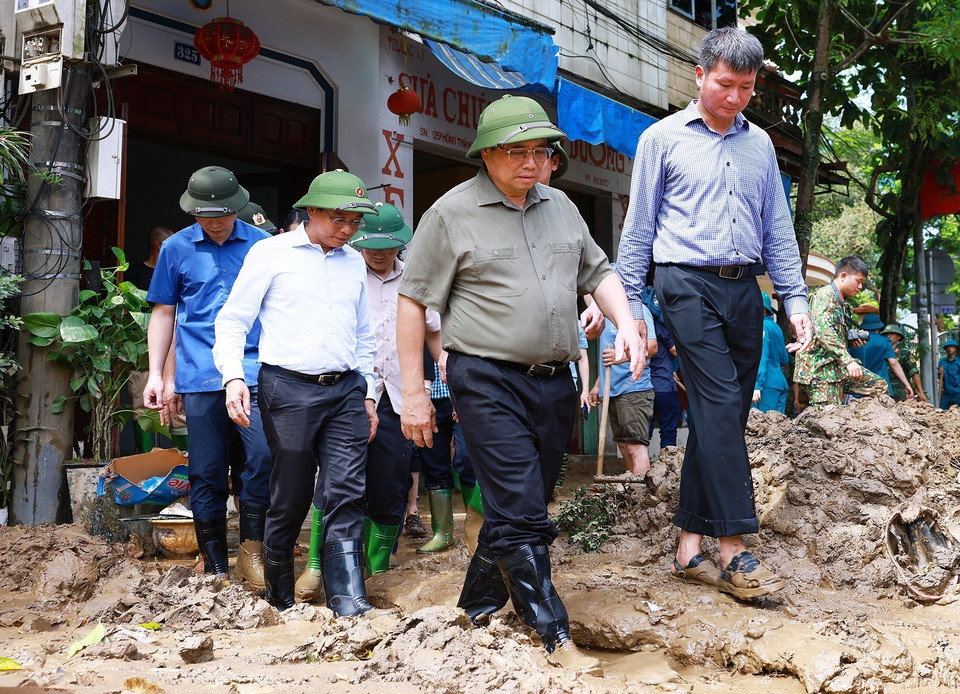 Thủ tướng Phạm Minh Chính kiểm tra công tác khắc phục hậu quả do mưa lũ gây ra tại thành phố Yên Bái. (Ảnh: Dương Giang/TTXVN)