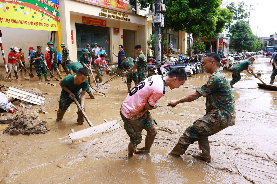 Lực lượng quân đội tham gia khắc phục hậu quả mưa lũ tại thành phố Yên Bái. (Ảnh: Dương Giang/TTXVN)