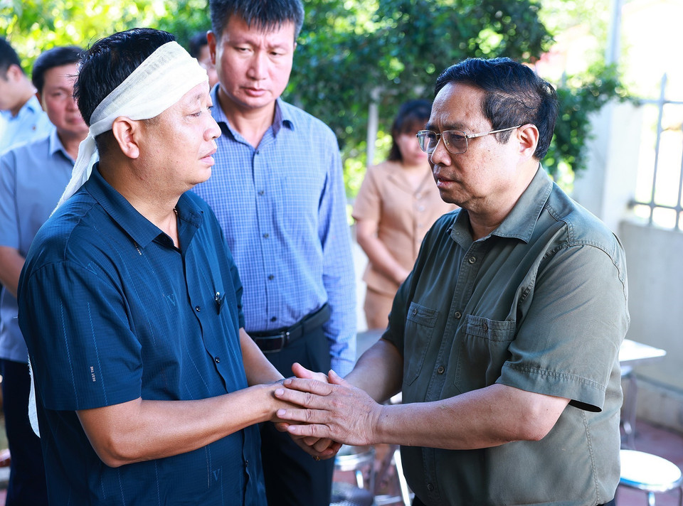 Thủ tướng Phạm Minh Chính động viên gia đình nạn nhân bị thiệt mạng do mưa lũ gây ra tại Yên Bái. (Ảnh: Dương Giang/TTXVN)