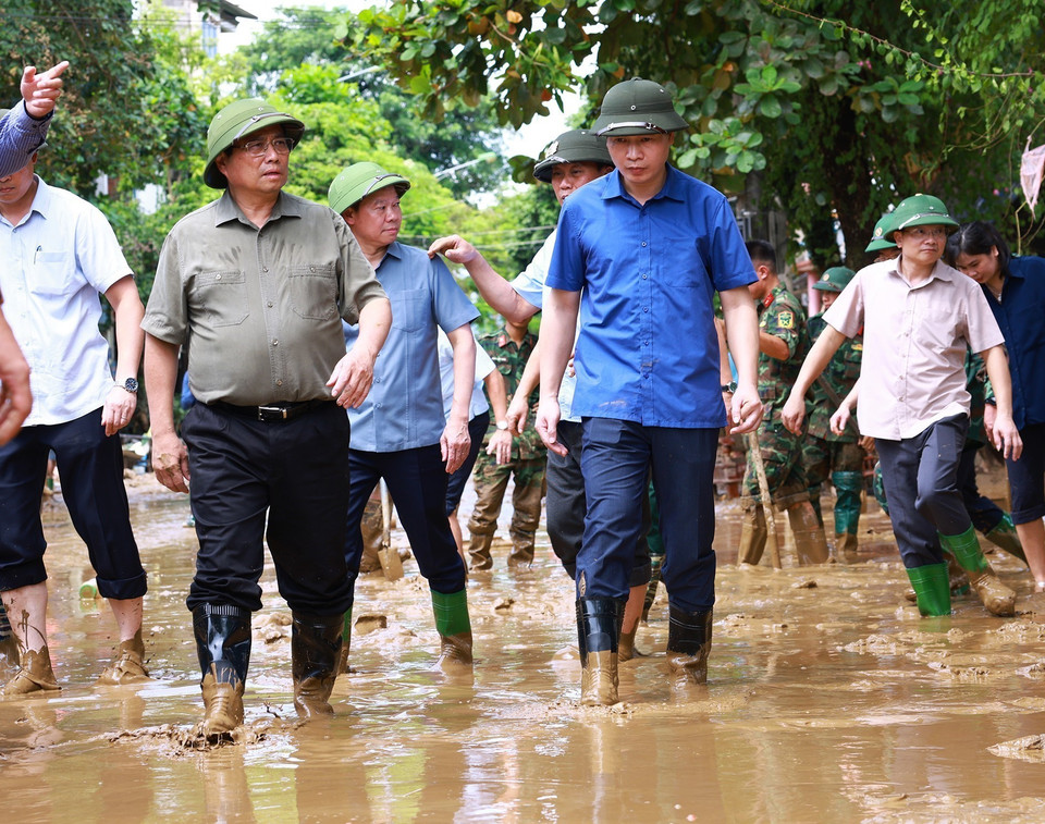 Thủ tướng Phạm Minh Chính kiểm tra công tác khắc phục hậu quả do ảnh hưởng do mưa lũ gây ra tại thành phố Yên Bái. (Ảnh: Dương Giang/TTXVN)