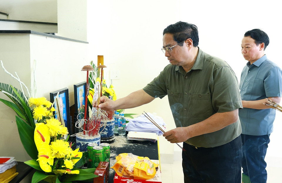 Thủ tướng Phạm Minh Chính thăm gia đình nạn nhân bị thiệt mạng do mưa lũ gây ra tại Yên Bái. (Ảnh: Dương Giang/TTXVN)