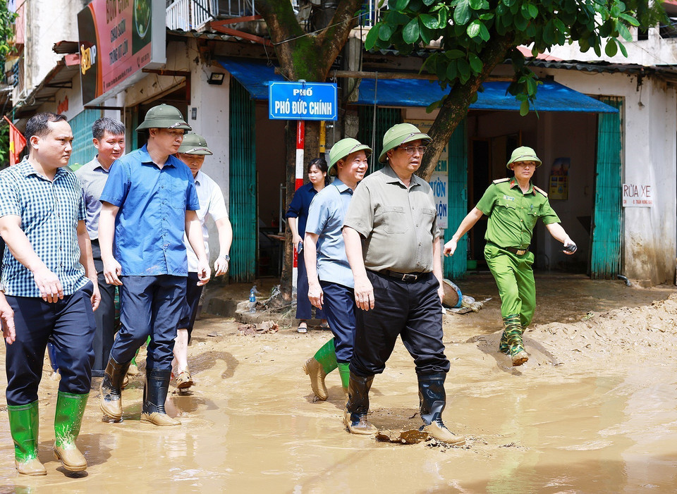 Thủ tướng Phạm Minh Chính kiểm tra công tác khắc phục hậu quả do ảnh hưởng do mưa lũ gây ra tại thành phố Yên Bái. (Ảnh: Dương Giang/TTXVN)