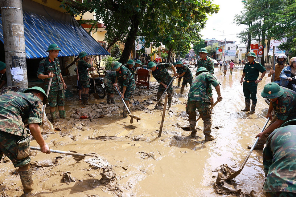 Lực lượng quân đội tham gia khắc phục hậu quả mưa lũ tại thành phố Yên Bái. (Ảnh: Dương Giang/TTXVN)