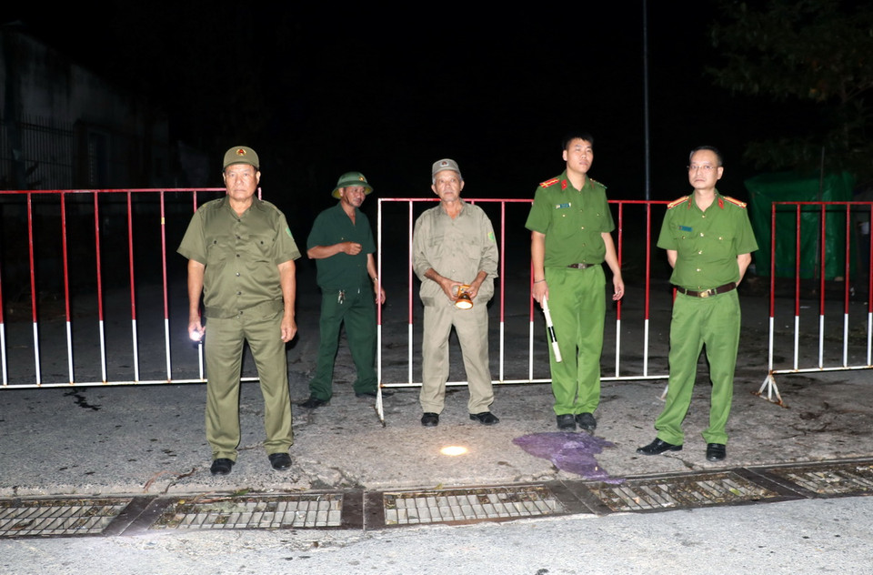 Lực lượng cảnh giới túc trực 24/24h vùng nguy cơ sạt lở đất. (Ảnh: Văn Đức/TTXVN)