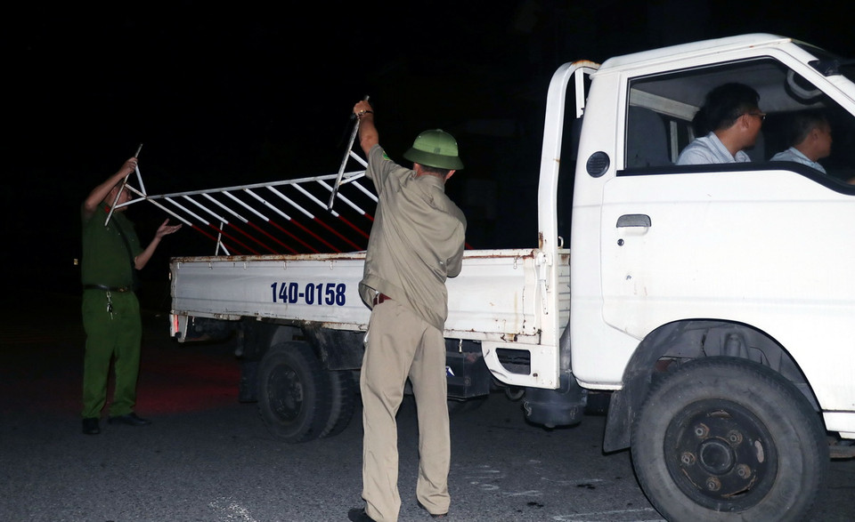 Lực lượng cảnh giới tại hiện trường. (Ảnh: Văn Đức/ TTXVN)