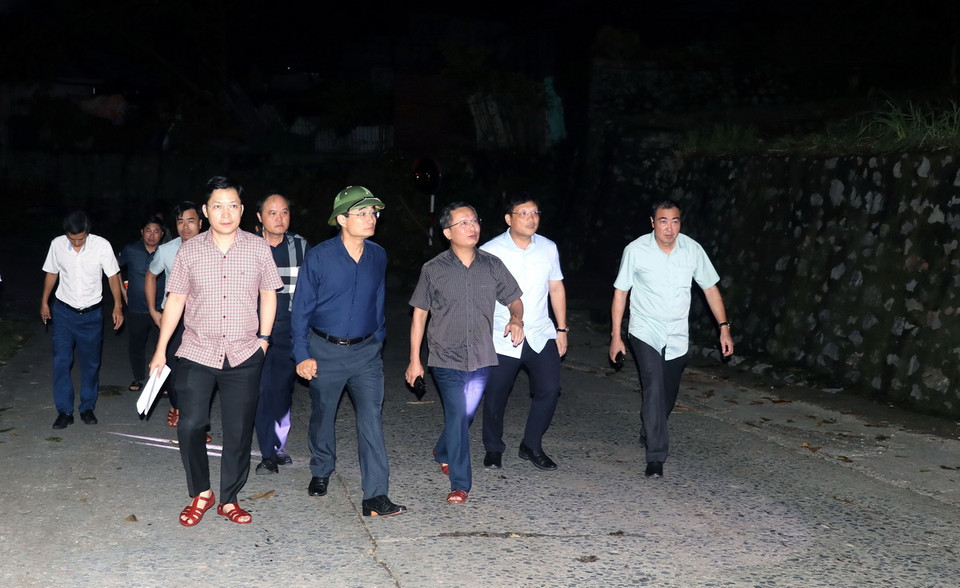 Chủ tịch Ủy ban Nhân dân tỉnh Quảng Ninh Cao Tường Huy (đi chính giữa) ) kiểm tra tại hiện trường. (Ảnh: Văn Đức/TTXVN)