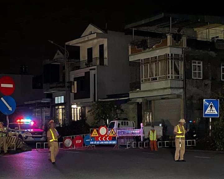 Lực lượng cảnh giới túc trực 24/24h vùng nguy cơ sạt lở đất. (Ảnh: Người dân cung cấp)