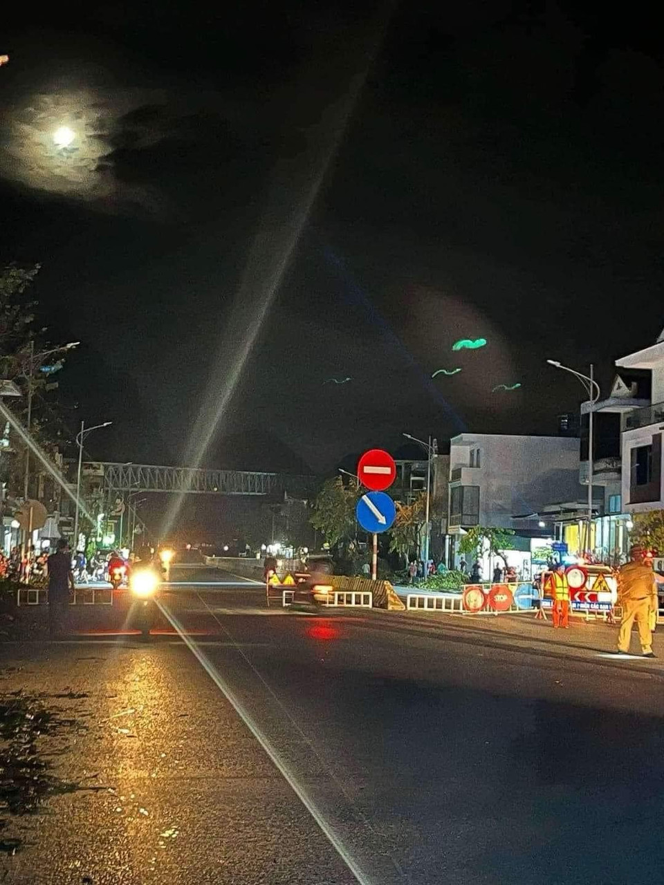 Lực lượng cảnh giới túc trực 24/24h vùng nguy cơ sạt lở đất. (Ảnh: Người dân cung cấp)