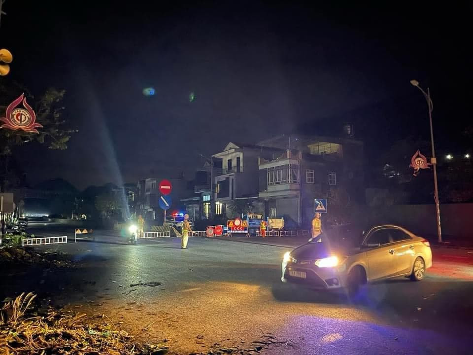 Lực lượng cảnh giới túc trực 24/24h vùng nguy cơ sạt lở đất. (Ảnh: Người dân cung cấp)