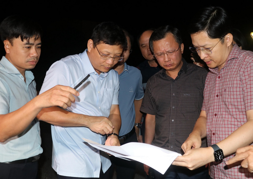 Chủ tịch Ủy ban Nhân dân tỉnh Quảng Ninh Cao Tường Huy kiểm tra hiện trường. (Ảnh: Văn Đức/TTXVN)