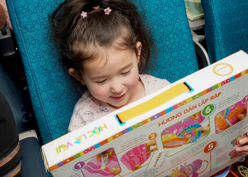 Những món quà được trao gửi thay cho lời chúc và cảm ơn của Vietnam Airlines tới các hành khách nhí đã đồng hành cùng hãng trong thời gian qua. (Ảnh: Minh Tuấn/Vietnam+)