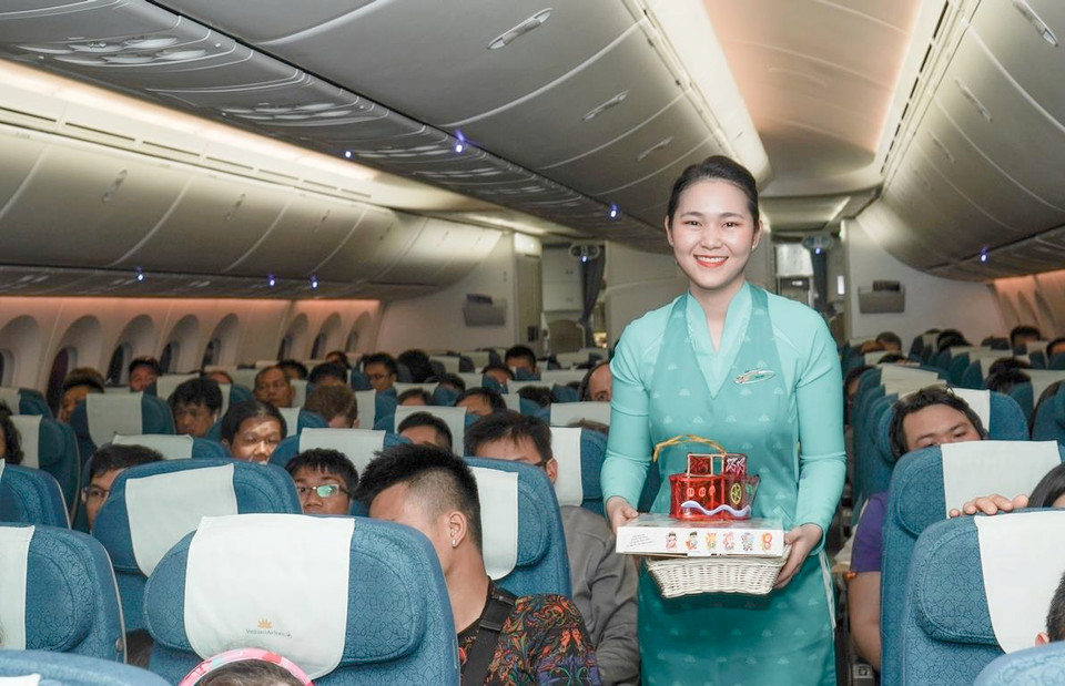 Hay cả những món đồ chơi truyền thống, đồ chơi trí tuệ, bánh nướng dành cho các em nhỏ. (Ảnh: Minh Tuấn/Vietnam+)