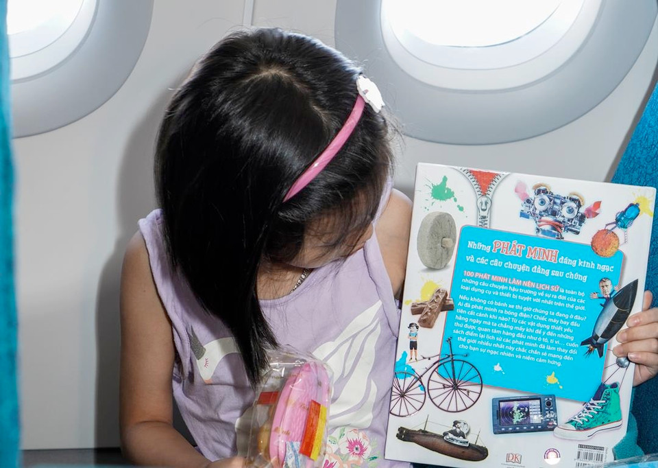 Hành khách nhí còn nhận được nhiều sách truyện giáo dục để tìm hiểu những câu chuyện khoa học xã hội bổ ích, lý thú, giàu tính nhân văn và thêm yêu mến hành trình khám phá tri thức. (Ảnh: Minh Tuấn/Vietnam+)