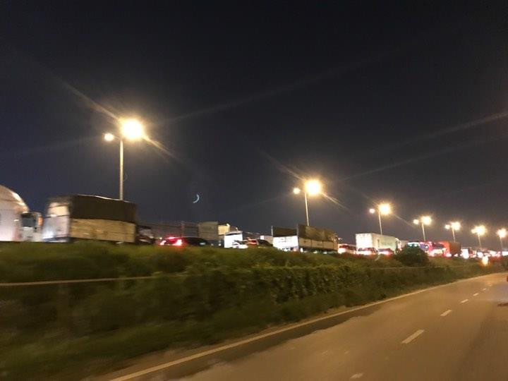 Vụ tai nạn làm tuyến đương cầu Thanh Trì ùn tắc kéo dài cả hàng cây số. (Ảnh: Sơn Bách/Vietnam+)