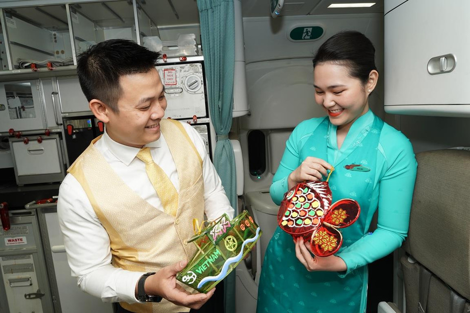 Đèn lồng Trung Thu được chế tác tại làng nghề Phú Bình bởi các gia đình đã giữ nghề truyền thống qua nhiều đời. (Ảnh: Minh Tuấn/Vietnam+)