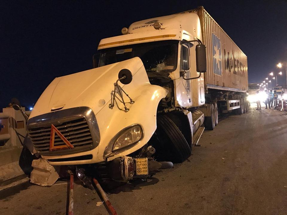 Hiện trường xe container 15C-085.22 va chạm với nhiều xe máy. (Ảnh: Sơn Bách/Vietnam)