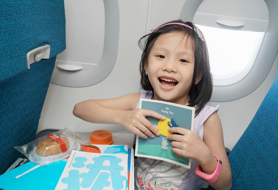 Thông qua những món quà, Vietnam Airlines mong muốn gửi gắm tới các em nhỏ thông điệp trân trọng những giá trị truyền thống và nhân văn. (Ảnh: Minh Tuấn/Vietnam+)