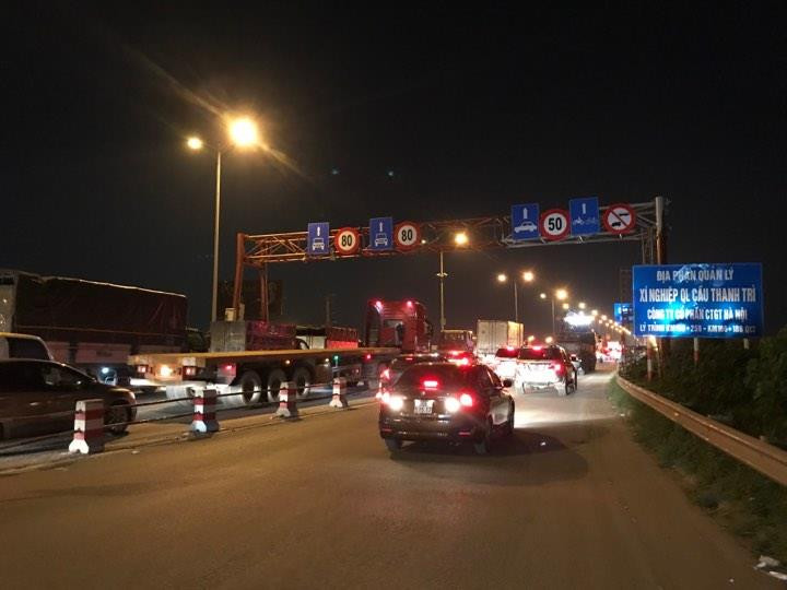 Ôtô nối đuôi nhau, xếp hàng dài và không thể lưu thông. (Ảnh: Sơn Bách/Vietnam+)