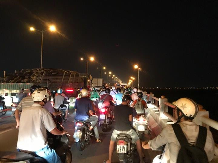 Ngay cả xe máy cũng chôn chân trên chân đường. (Ảnh: Sơn Bách/Vietnam+)