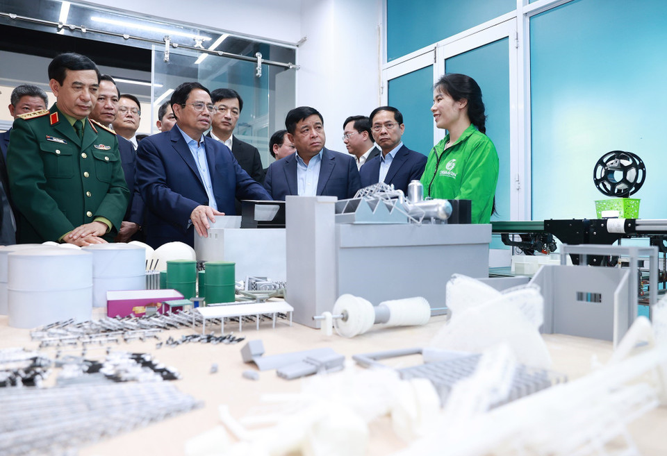 Hình ảnh Thủ tướng Phạm Minh Chính thăm các đơn vị nghiên cứu, sản xuất trong Trung tâm Đổi mới sáng tạo Quốc gia (NIC). (Ảnh: Dương Giang/TTXVN)