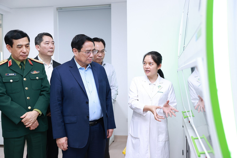 Thủ tướng Phạm Minh Chính thăm các đơn vị nghiên cứu, sản xuất trong Trung tâm Đổi mới sáng tạo Quốc gia (NIC). (Ảnh: Dương Giang/TTXVN)