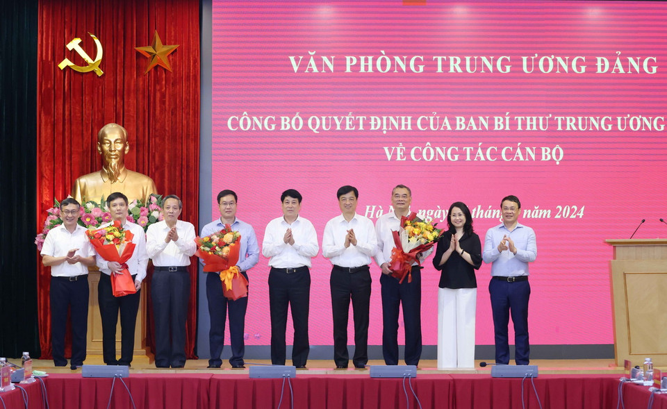 Đồng chí Lương Cường, Ủy viên Bộ Chính trị, Thường trực Ban Bí thư cùng các đồng chí lãnh đạo Văn phòng Trung ương tặng hoa chúc mừng các đồng chí được bổ nhiệm. (Ảnh: Phương Hoa/TTXVN)