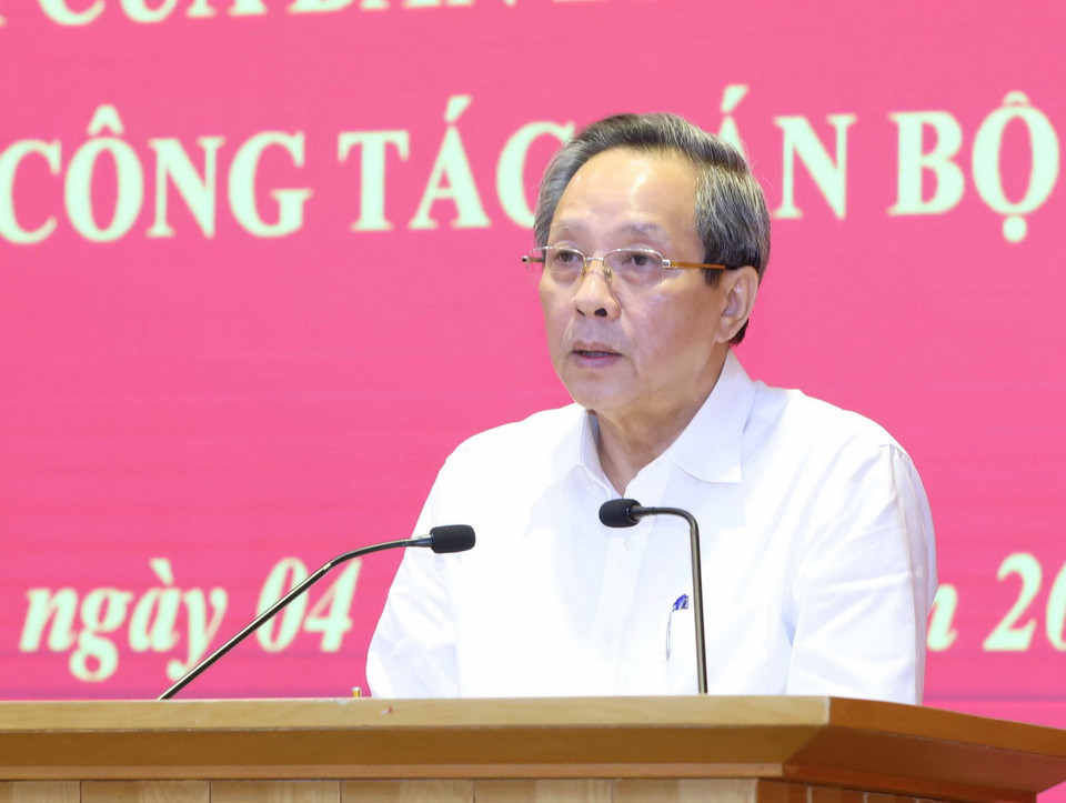 Đồng chí Hoàng Đăng Quang, Ủy viên Trung ương Đảng, Phó Trưởng Ban Tổ chức Trung ương công bố các Quyết định của Ban Bí thư. (Ảnh: Phương Hoa/TTXVN)