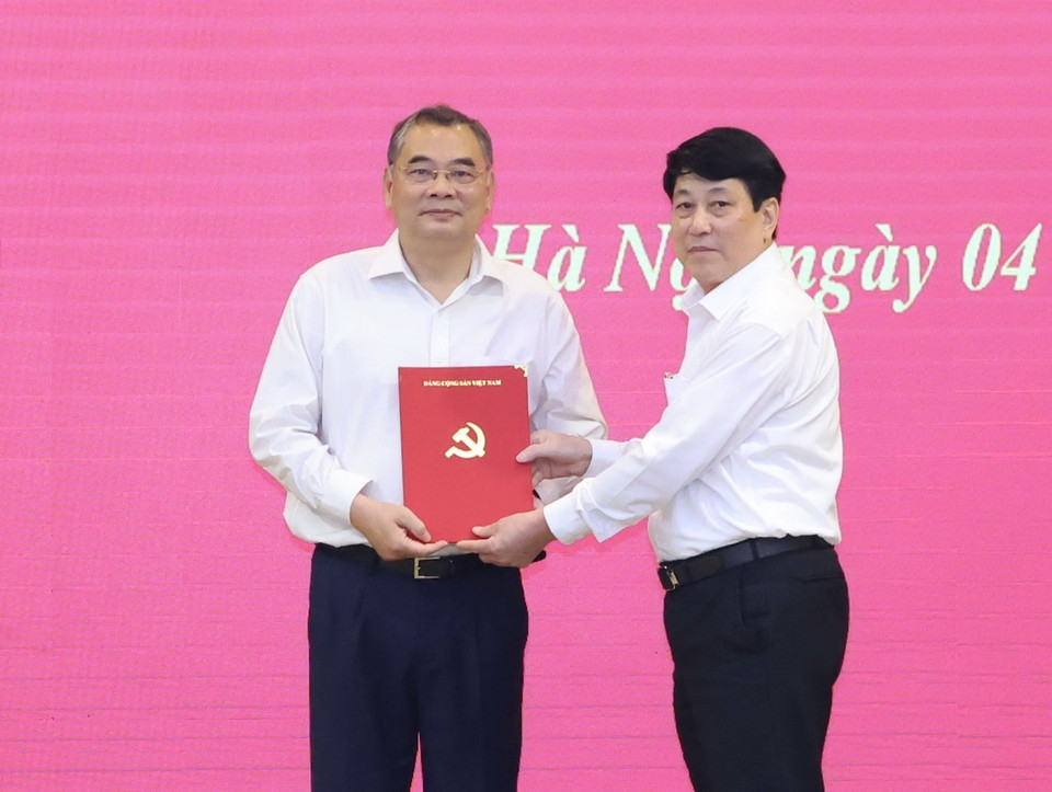 Đồng chí Lương Cường, Ủy viên Bộ Chính trị, Thường trực Ban Bí thư trao Quyết định bổ nhiệm Trợ lý, Phụ trách Văn phòng Tổng Bí thư cho Trung tướng Tô Ân Xô. (Ảnh: Phương Hoa/TTXVN)