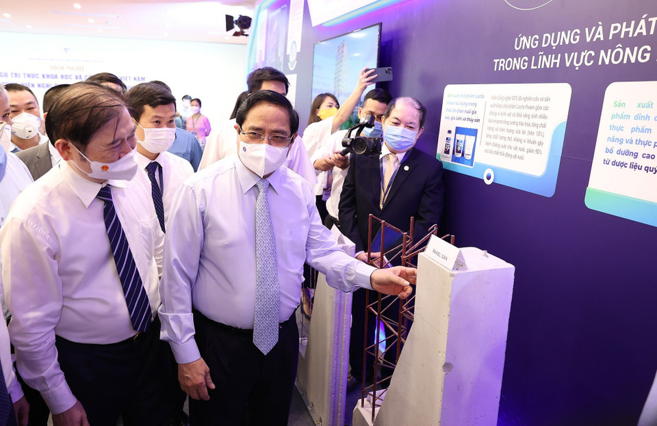 Hình ảnh Thủ tướng Phạm Minh Chính tham quan trưng bày các sản phẩm khoa học, kỹ thuật. (Ảnh: Dương Giang/TTXVN)