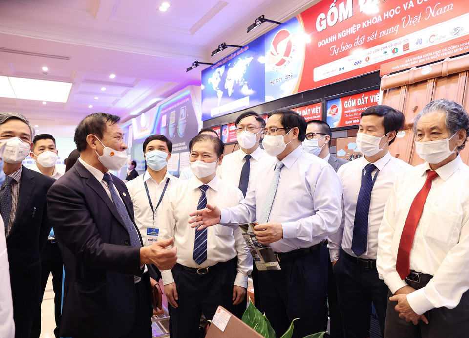 Thủ tướng Phạm Minh Chính với các đại biểu dự hội nghị. (Ảnh: Dương Giang/TTXVN)