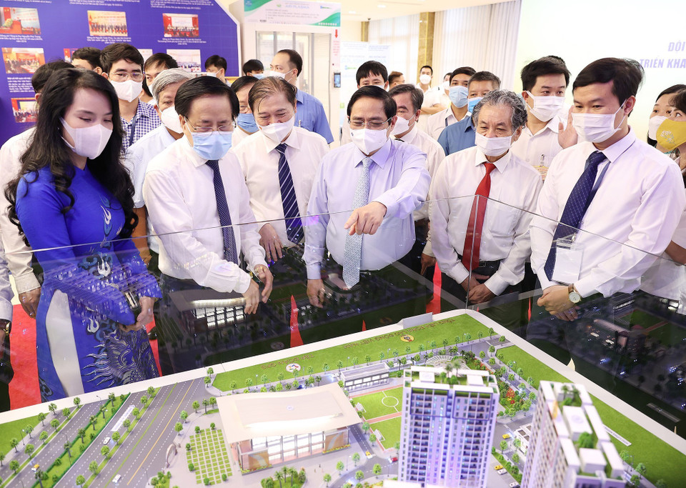 Thủ tướng Phạm Minh Chính tham quan trưng bày các sản phẩm khoa học, kỹ thuật. (Ảnh: Dương Giang/TTXVN)