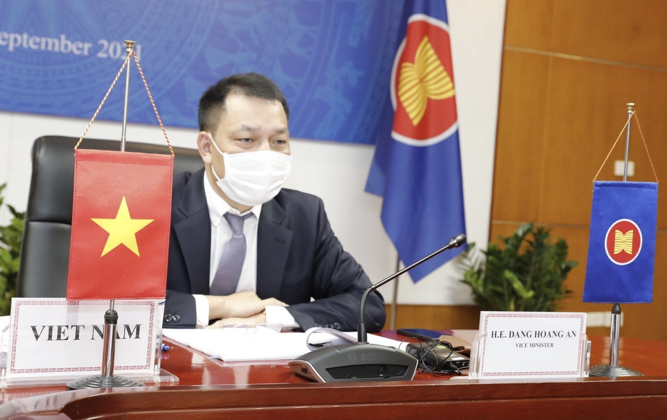 Thứ trưởng Bộ Công Thương Đặng Hoàng An chủ trì tại điểm cầu Hà Nội. (Ảnh: Trần Việt/TTXVN)