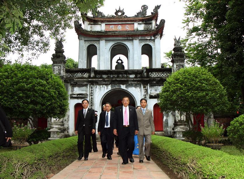 Chủ tịch Quốc hội Thái Lan Chai Chidchob thăm Khu di tích Văn Miếu-Quốc Tử Giám (Hà Nội), ngày 21/7/2009. (Ảnh: Nguyễn Dân/TTXVN)