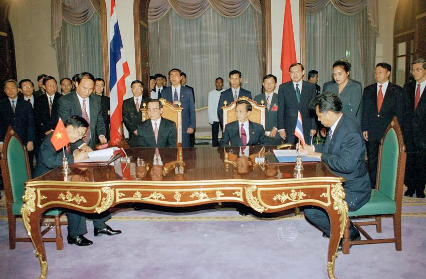 Thủ tướng Thái Lan Chuan Leekpai và Thủ tướng Phan Văn Khải chứng kiến Lễ ký Hiệp định giữa Chính phủ hai nước, trong chuyến thăm chính thức Thái Lan từ ngày 9-12/5/2000. (Ảnh: Thế Thuần/TTXVN)