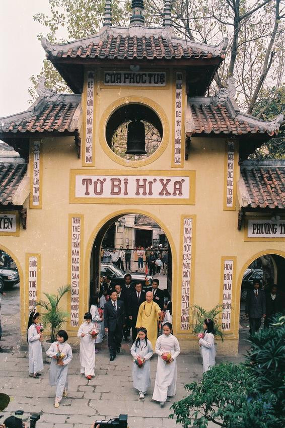 Nhân chuyến thăm chính thức Việt Nam, sáng 17/3/1994, Thủ tướng Thái Lan Chuan Leekpai đến thăm chùa Quán Sứ (Hà Nội). (Ảnh: Minh Đạo/TTXVN)