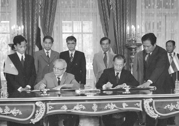 Sáng 10/9/1978, nhân chuyến thăm chính thức Thái Lan của Thủ tướng Phạm Văn Đồng, Bộ trưởng Ngoại thương Việt Nam Đặng Việt Châu (bên trái) và Bộ trưởng Ngoại giao Thái Lan Upadit Pachariyangkun ký Hiệp định về bưu điện và viễn thông giữa hai nước. (Ảnh: Xuân Lâm/TTXVN)