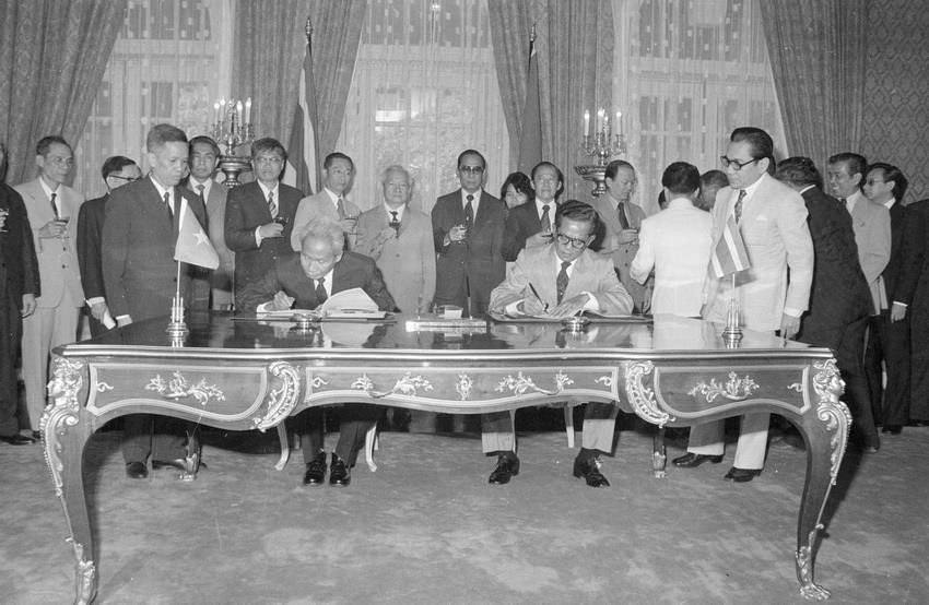 Thiết lập quan hệ ngoại giao năm 1976, quan hệ Việt Nam-Thái Lan đầu khởi sắc từ sau chuyến thăm chính thức Thái Lan của Thủ tướng Phạm Văn Đồng (6-10/9/1978). Trong ảnh: Sáng 10/9/1978, sau hội đàm tại Thủ đô Bangkok, Thủ tướng Kriangsak Chomanan và Thủ tướng Phạm Văn Đồng ký Tuyên bố chung Việt Nam-Thái Lan. (Ảnh: Xuân Lâm/TTXVN)