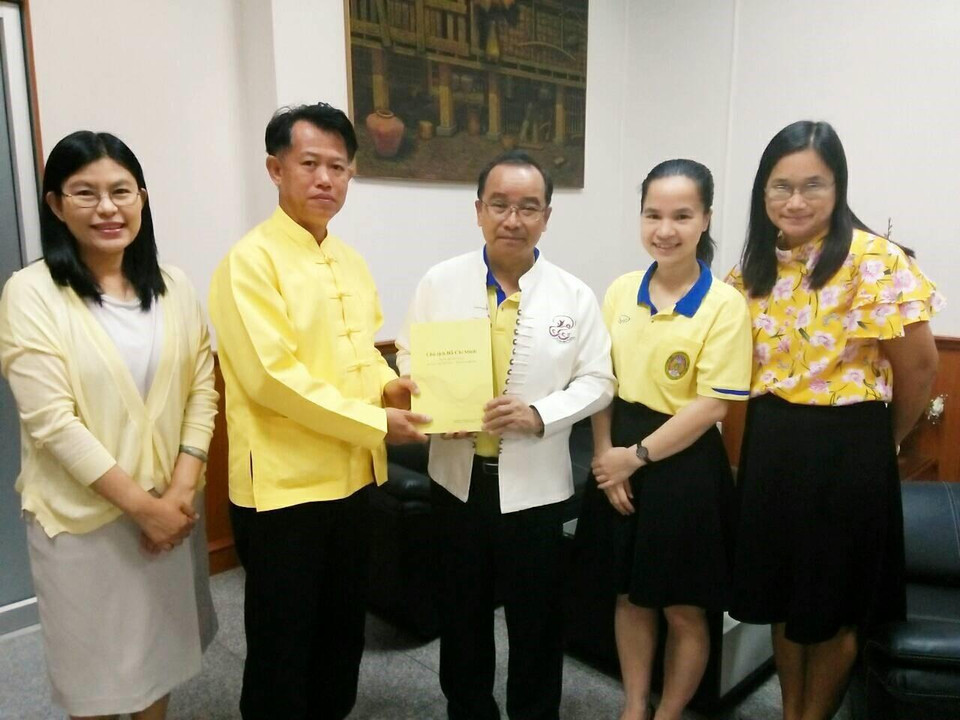 Trường Đại học Lampang Rajabhat ở miền Bắc Thái Lan đã xuất bản một cuốn sách quý bằng hai ngôn ngữ tiếng Việt và tiếng Thái mang tựa đề Chủ tịch Hồ Chí Minh - Người đặt nền móng cho quan hệ Việt Nam-Thái Lan hiện đại. Cuốn sách ra mắt công chúng đúng vào dịp 90 năm Bác Hồ hoạt động tại Thái Lan, 50 năm thực hiện di chúc của Người và kỷ niệm 129 năm Ngày sinh của Chủ tịch Hồ Chí Minh. Trong ảnh: Tiến sỹ Boonlue Chaimano, Chủ nhiệm bộ môn tiếng Thái thuộc Đại học Lampang Rajabhat tặng sách cho Hiệu trưởng Đại học Lampang Rajabhat Somkiat Saithanoo (17/5/2019). (Ảnh: Ngọc Quang/TTXVN)