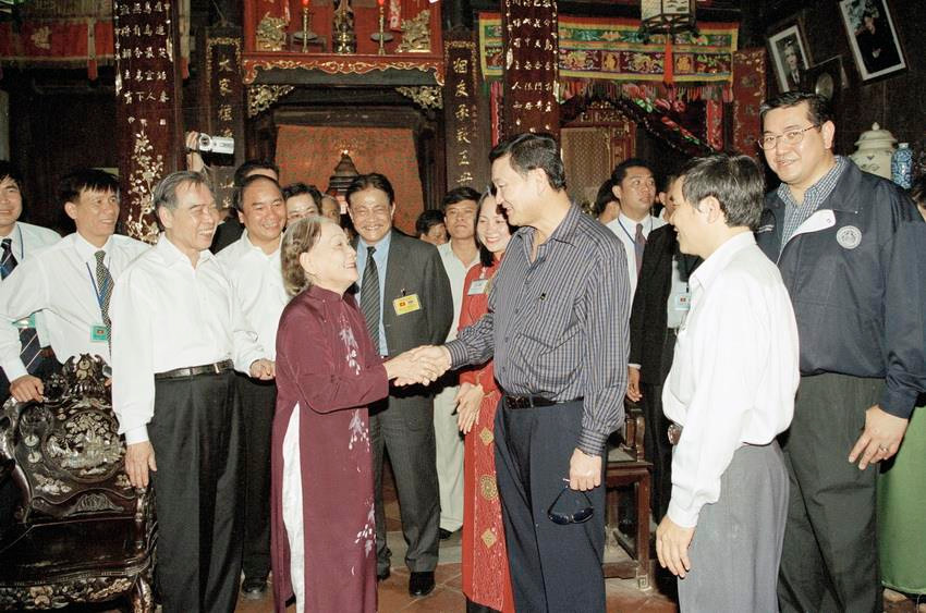 Thủ tướng Phan Văn Khải và Thủ tướng Thái Lan Thaksin Shinawatra đến thăm phố cổ tại Hội An, ngày 20/2/2004. (Ảnh: Thế Thuần/TTXVN)