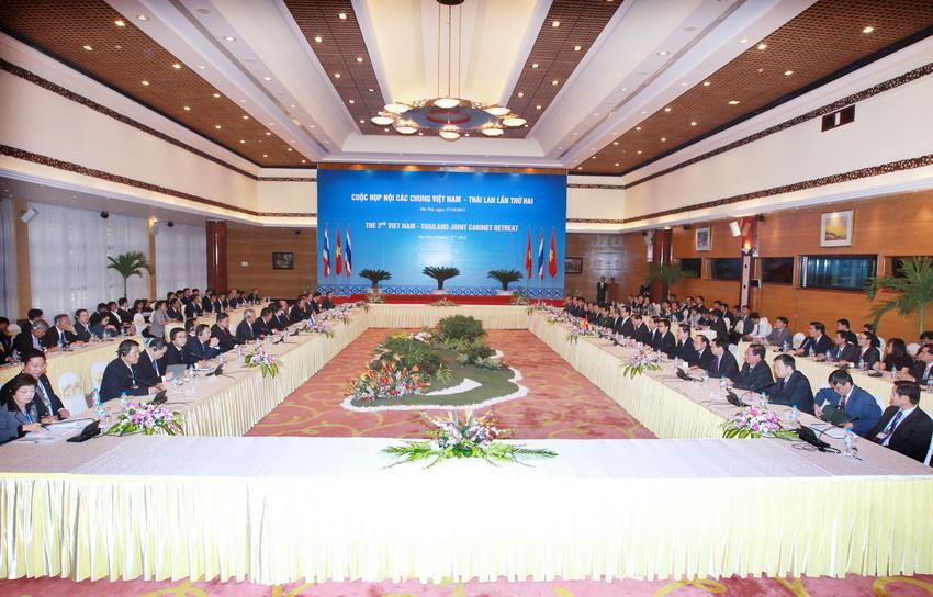 Năm 2012, hai nước tiến hành cuộc họp Nội các chung Việt Nam-Thái Lan lần thứ 2, với một cột mốc nổi bật là việc ký kết 'Tuyên bố chung về Tầm nhìn an ninh Thái Lan-Việt Nam giai đoạn 2012-2016'. Trong ảnh: Cuộc họp Nội các chung lần thứ hai Việt Nam-Thái Lan, ngày 27/10/2012, tại Hà Nội, dưới sự đồng chủ trì của Thủ tướng Nguyễn Tấn Dũng và Thủ tướng Thái Lan Yingluck Shinawatra. (Ảnh: Đức Tám/TTXVN)