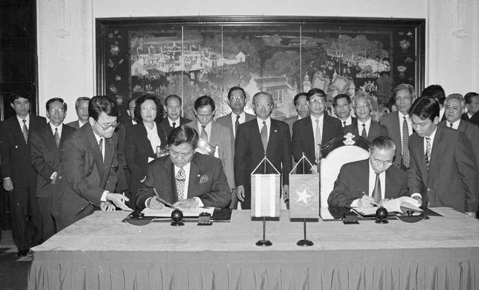 Bộ trưởng Ngoại giao Nguyễn Mạnh Cầm và Bộ trưởng Ngoại giao Thái Lan Prachuab Chaiyasan ký Hiệp định hợp tác về ngoại giao giữa hai nước, ngày 12/3/1997, tại Hà Nội. (Ảnh: Trọng Nghiệp/TTXVN)