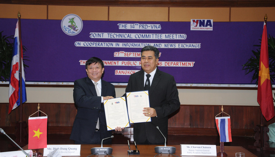 Phó Tổng giám đốc Đinh Đăng Quang và người đồng cấp Cục quan hệ công chúng Thái Lan (PRD) Charoon Chaisorn ký Biên bản Kỳ họp Ủy ban kỹ thuật hỗn hợp lần thứ 14 giữa Thông tấn xã Việt Nam và Cục quan hệ công chúng Thái Lan, ngày 27/9/2017, tại Bangkok. (Ảnh: TTXVN)
