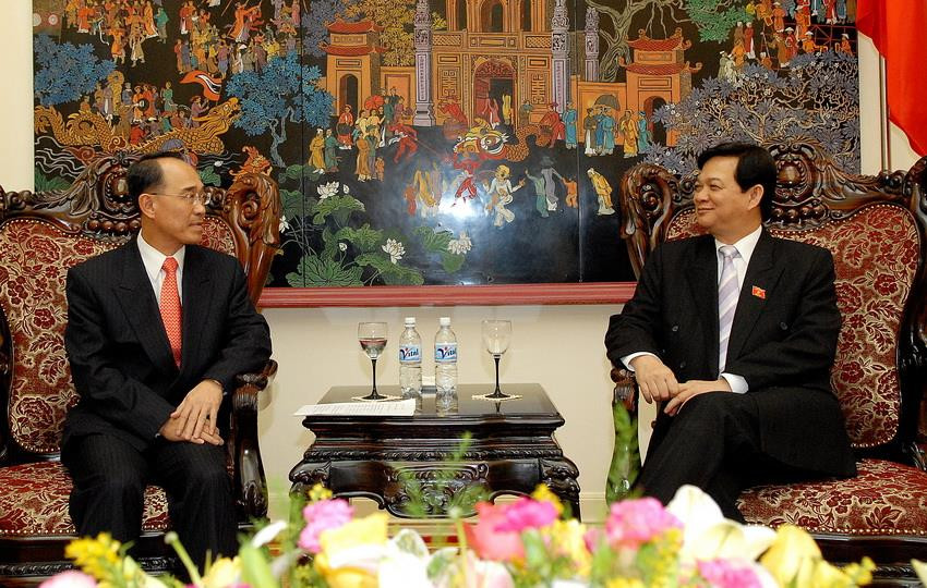 Ngày 14/11/2007, Thủ tướng Nguyễn Tấn Dũng tiếp ông Kan Trakulhoon, Chủ tịch Tập đoàn SCG của Thái Lan sang thăm và làm việc tại Việt Nam. (Ảnh: Nhan Sáng/TXVN)