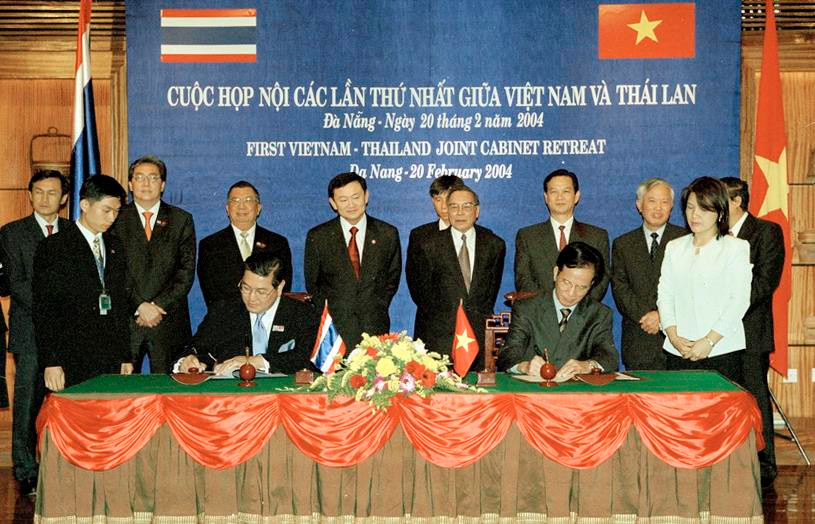 Ngày 20-21/2/2004, Việt Nam và Thái Lan lần đầu tiên tiến hành cuộc họp Nội các chung, tại Đà Nẵng và tỉnh Nakhon Phannom. Đây là cơ chế hợp tác song phương tầm vĩ mô do Thủ tướng hai nước đồng chủ trì, đề ra các định hướng lớn trong quan hệ hữu nghị hợp tác hai nước. Trong ảnh: Thủ tướng Phan Văn Khải và Thủ tướng Thái Lan Thaksin Shinawatra chứng kiến Lễ ký Thỏa thuận về hợp tác kỹ thuật giữa hai nước, ngày 20/2/2004, tại Đà Nẵng, trong khuôn khổ Cuộc họp nội các lần thứ nhất Việt Nam-Thái Lan. (Ảnh: Thế Thuần/TTXVN)