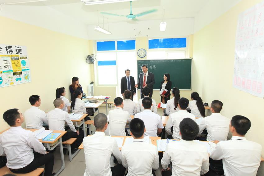 Hợp tác lao động là một điểm nhấn khi lần đầu tiên hai Chính phủ đã ký kết Bản ghi nhớ về Hợp tác lao động và Thỏa thuận về Tuyển dụng lao động (tháng 7/2015). Mới đây nhất, Chính phủ Thái Lan đã thông qua chủ trương mở rộng ngành nghề cho lao động Việt Nam xuất khẩu sang Thái Lan. Trong ảnh: Ngày 20/4/2016, tại Hà Nội, Bộ trưởng Bộ Lao động Thái Lan Sirichai Distakul thăm một lớp học tại Trung tâm Lao động ngoài nước thuộc Bộ Lao động-Thương binh và Xã hội Việt Nam - nơi đào tạo lao động trước khi xuất khẩu. (Ảnh: Anh Tuấn/TTXVN)