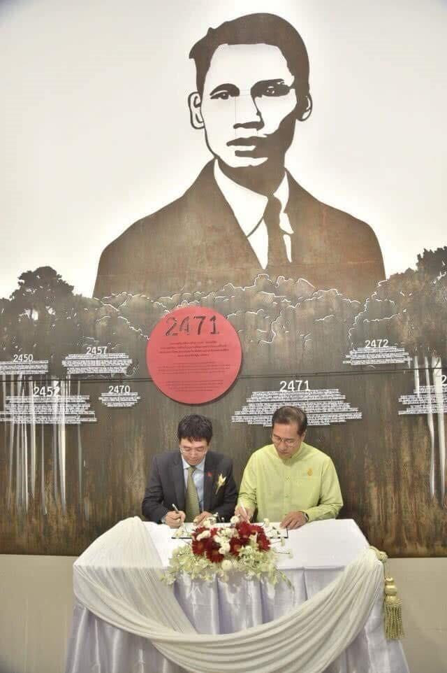 Các hoạt động giao lưu văn hoá giữa cộng đồng người Thái gốc Việt và nhân dân sở tại thường xuyên diễn ra, đặc biệt, các hoạt động tôn vinh, giới thiệu về những khu di tích, tưởng niệm và bảo tàng Chủ tịch Hồ Chí Minh được xây dựng trên đất Thái Lan là những công trình văn hoá biểu tượng cho tình hữu nghị giữa nhân dân hai nước. Trong ảnh: Chiều 1/9/2018, diễn ra Lễ khánh thành Bảo tàng Hồ Chí Minh tại Bản Đông, tỉnh Phichit, cách Thủ đô Bangkok 350km về phía Bắc. Đây là Khu di tích lịch sử thứ ba về Chủ tịch Hồ Chí Minh ở Thái Lan, sau các khu di tích ở tỉnh Udon Thani và Nakhon Phanom, nơi Bác Hồ từng sống và làm việc. (Ảnh: Sơn Nam/TTXVN)