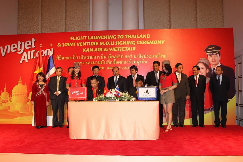 Phó Thủ tướng Nguyễn Xuân Phúc dự Lễ công bố mở đường bay của Hãng hàng không Vietjet Air và lễ ký kết Bản ghi nhớ thành lập liên doanh hàng không tại Thái Lan, ngày 26/6/2013. (Ảnh: Trí Dũng/TTXVN)